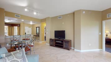 Condo, nhiều giường, sân hiên, quang cảnh vườn (Worldquest Wonderland) | Khu phòng khách