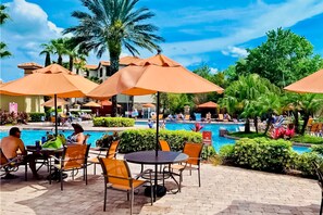 Outdoor dining - Resort Condo Close to Theme Parks With On-site Pool, Bar, Restaurant, & gym (Davenport)