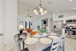 House, Multiple Beds, Pool Access, Pool View (Sundown Oasis) - Dog-friendly, Private Pool , Central AC, Full Kitchen, Wifi, Snow-bird Friendly (Davenport)