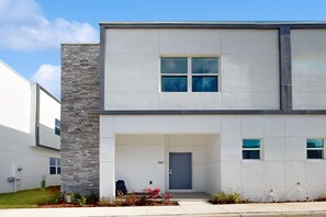 Exterior - Modern Townhouse With Private Pool Near Disney & Top Attractions (Davenport)