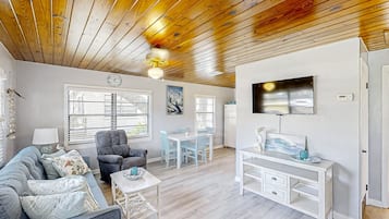 Condo, Plusieurs lits, cuisine, vue sur le jardin (Lake June Resort #9 - No Pets) | Aire de séjour