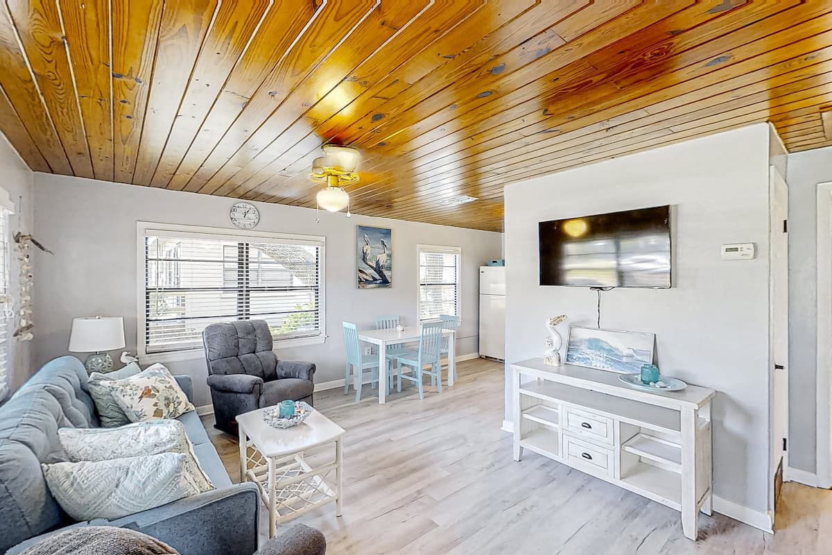 Condo, Multiple Beds, Kitchen, Garden View (Lake June Resort #9 - No Pets) | Living area