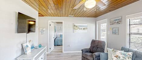 Appart'hÎtel, plusieurs lits, cuisine, vue jardin (Lake June Resort #9 - No Pets) | Coin séjour