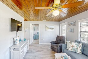 Apartamento, varias camas, cocina, vistas al jardín (Lake June Resort #9 - No Pets) | Zona de estar