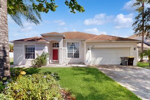 Exterior - Home Near Disney/golf With Screened Pool, Spa, Pool Table, Foosball, AC, and W/D (Davenport)