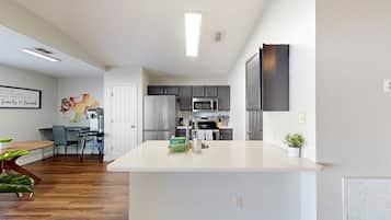 House, Multiple Beds, Pool Access, Pool View (Gathering Under the Palms) | Private kitchen