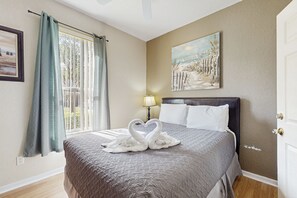 Ferienhaus, Mehrere Betten, Terrasse, Gartenblick (Sunshine Retreat) | 4 Schlafzimmer, individuell dekoriert, individuell eingerichtet
