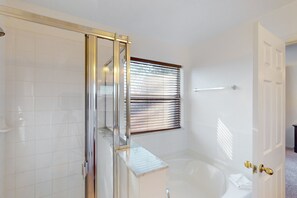 Ferienhaus, Mehrere Betten, Küche, Poolblick (Comfy Escape - Compass Bay Resort) | Badezimmer | Handtücher