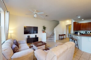 Maison, plusieurs lits, cuisine, vue piscine (Comfy Escape - Compass Bay Resort) | Coin séjour
