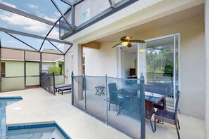 Outdoor dining - Dog-friendly Home in a Quiet Area Near Disney With Private Heated Pool, Pool spa (Davenport)