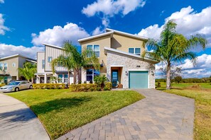Exterior - Luxury Home With a Private Pool & Game Room - Resort Amenities, Great Location (Davenport)
