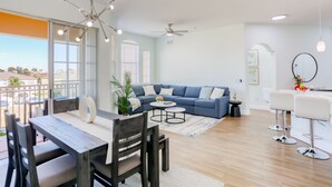 Condo, nhiều giường, có thể sử dụng hồ bơi, quang cảnh hồ bơi (Pink Apple) | Khu phòng khách