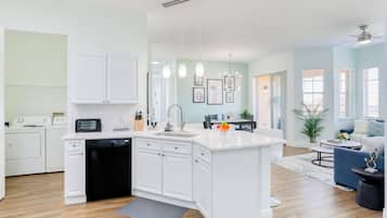 Condo, Multiple Beds, Pool Access, Pool View (Pink Apple) | Interior