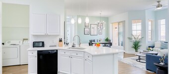 Snowbird-friendly Condo Near Walt Disney World Resort W/pool, Wifi, AC, and W/D