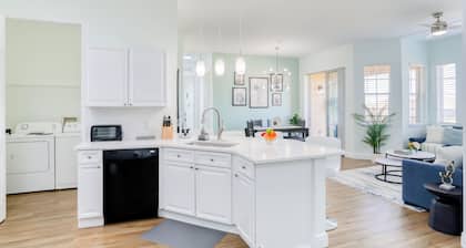 Snowbird-friendly Condo Near Walt Disney World Resort W/pool, Wifi, AC, and W/D