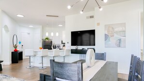 Condo, nhiều giường, có thể sử dụng hồ bơi, quang cảnh hồ bơi (Pink Apple)