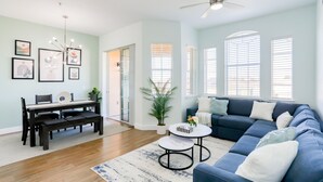 Condo, nhiều giường, có thể sử dụng hồ bơi, quang cảnh hồ bơi (Pink Apple) | Khu phòng khách