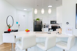 Apartamento, varias camas, acceso a la piscina, vistas a la piscina (Pink Apple) | Cocina privada