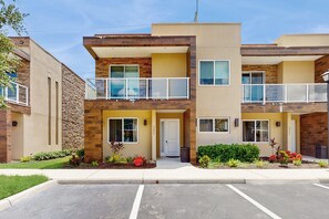 Exterior - Beautiful Home With Resort Pool and Space for the Whole Family (Kissimmee)