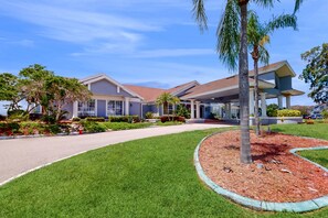 Exterior - Comfortable Townhome Near Disney With Athletic Courts & Pool Access, Patio, & AC (Davenport)