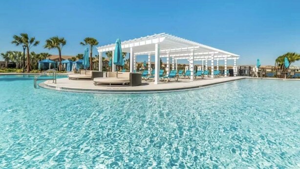 A swimming pool with a white pergola and lounge chairs. - Beautiful Home With Private Pool and Space for the Whole Family (Kissimmee)