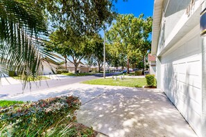 Exterior detail - Private Pool Home With Spa, Screened Patio, Central AC, & Washer/dryer (Davenport)