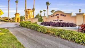 A sign for Calabas Park at Towerr Lake with a clear pathway leading to the entrance. - Vibrant Modern Home With Private Pool, Spa, Lanai & Expansive Game Room (Haines City)