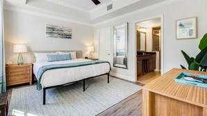 A bedroom with a bed, bedside tables, a desk, and a ceiling fan. - Spacious and Inviting Getaway Condo Close to Disney and Universal (Kissimmee)