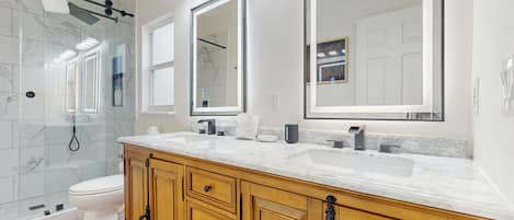 House, Multiple Beds, Pool Access, Pool View (Infinity & Beyond) | Bathroom