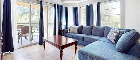 Condo, varias camas, lanai, vista al jardín (Worldquest Escape) | Área de sala de estar