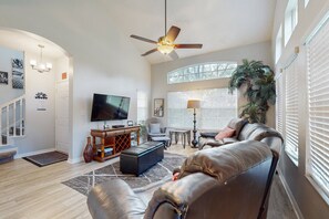 Casa, varias camas, acceso a la alberca, vista al jardín (Emerald Island Gem - Emerald Island) | Área de sala de estar