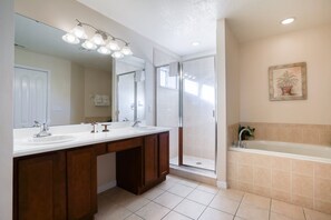 Casa, varias camas, acceso a la alberca (The Essex Place) | Baño | Toallas 