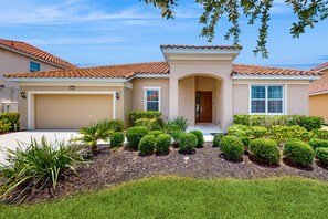Exterior - Spacious, Lakefront Home With a Lanai, Private Pool, Spa, & Washer/dryer (Davenport)
