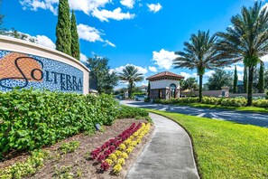 Exterior - Spacious, Lakefront Home With a Lanai, Private Pool, Spa, & Washer/dryer (Davenport)