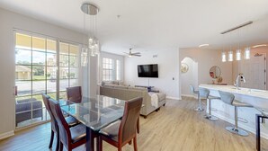 Un espacio habitable moderno con comedor, cocina y zona de estar.