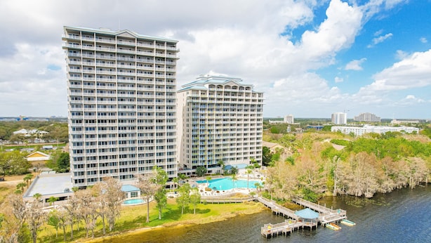 A high-rise hotel with a pool and dock. - Blue Heron Beach II (Orlando)