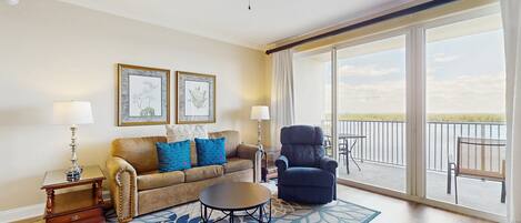 콘도, 침대(여러 개), 수영장 이용 (Blue Heron Beach Resort 2-806-NoPets) | 거실 공간