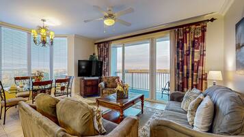 Apartment, Mehrere Betten, Poolzugang, Poolblick (Blue Heron Beach Resort 2-0601-NoPets) | Wohnbereich