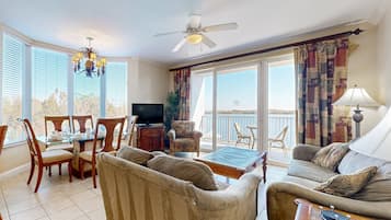 Condo, nhiều giường, có thể sử dụng hồ bơi (Blue Heron Beach Resort 2-0201-NoPets) | Khu phòng khách