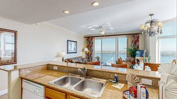 Condo, Berbilang Katil, Pool Access (Blue Heron Beach 2-1407-PetsAllowed) | Bahagian dalam