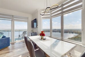 Condo, Plusieurs lits, accès à la piscine, vue sur la piscine (La Contraria-NoPets) | 2 chambres, décor unique, ameublement unique, literie fournie