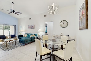 5 bedrooms, individually decorated, individually furnished, bed sheets - Single-level Home With Private Pool, Close to Shopping & Attractions (Clermont)