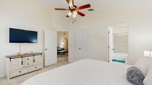 Maison, plusieurs lits, accès piscine, vue piscine (Winding Water Oasis) | 5 chambres, décoration personnalisée, ameublement personnalisé