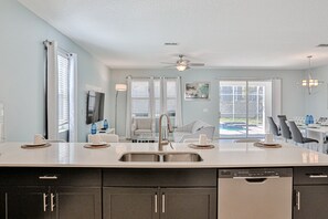 Ferienhaus, Mehrere Betten, Poolzugang, Poolblick (Sunshine & Splashes - Champions Gate) | Innenbereich