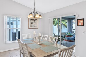 Maison, plusieurs lits, accès piscine, vue piscine (Kissimmee's Magic Retreat) | 4 chambres, décoration personnalisée, ameublement personnalisé