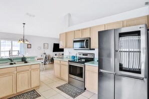 Maison, plusieurs lits, accès piscine, vue piscine (Kissimmee's Magic Retreat) | Cuisine privée