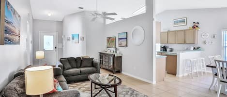 Maison, plusieurs lits, accÚs piscine, vue piscine (Kissimmee's Magic Retreat) | Coin séjour