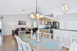 Maison, plusieurs lits, accès piscine, vue piscine (Kissimmee's Magic Retreat) | Intérieur