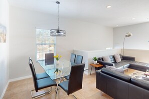 Condo, varias camas, acceso a la alberca, vista a la alberca (Minnie Magic - Oakwater Resort) | 3 habitaciones, decoración personalizada y muebles diferentes 