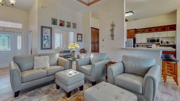 Rumah, Beberapa Tempat Tidur, dapur, pemandangan kebun (Sunset Serenity at Lake Josephine) | Area keluarga